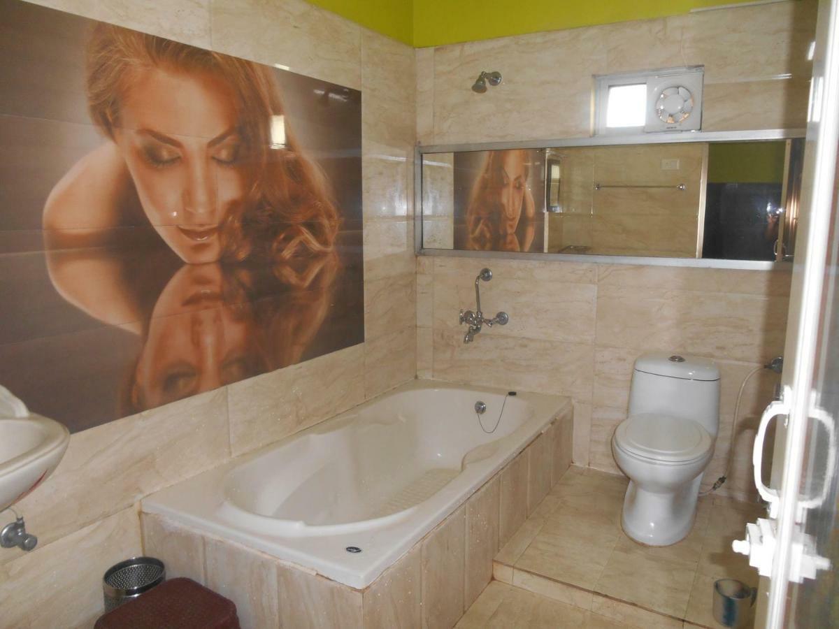 Hotel Surja Laxmi Raiganj 外观 照片